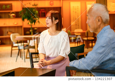 在飯店休息室為顧客服務 134221307