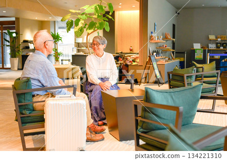 一對成熟夫婦在酒店休息室交談 134221310