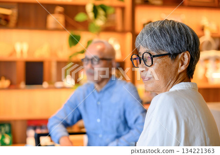 一對老年夫婦在咖啡館聊天 134221363