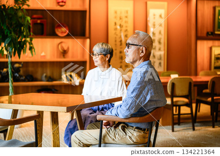 一對老年夫婦在休息室等候 134221364