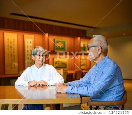 一對中年夫婦的輕聲交談 134221365