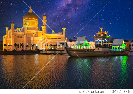 汶萊老清真寺美麗的夜景 134221886
