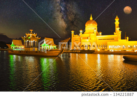 Beautiful night view of the Old Mosque in Brunei 134221887