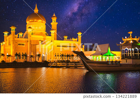 Beautiful night view of the Old Mosque in Brunei 134221889