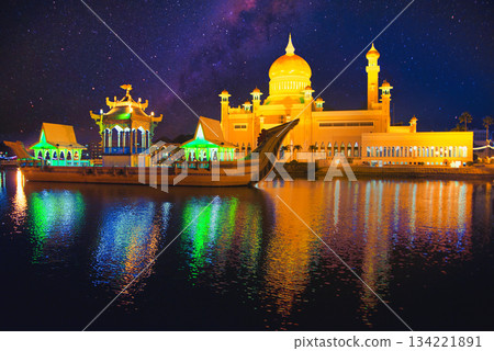 汶萊老清真寺美麗的夜景 汶萊老清真寺美麗的夜景 134221891