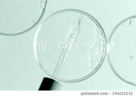 Liquid cosmetic product for the skin in a Petri dish. Liquid cosmetic product for the skin in a Petri dish. 134222232