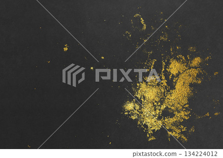 背景材質採用奢華的黑色日本紙紋理和金色圖案。 134224012