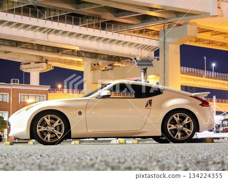 夜間停在停車場的跑車 夜間停在停車場的跑車 134224355