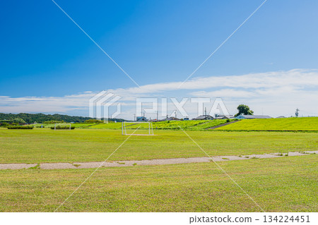The Tenryu River riverbed in Hamamatsu City (Shizuoka Prefecture) 134224451