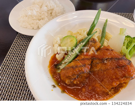 帶骨雞腿肉用番茄醬燉煮（意式獵人燉雞） 134224834