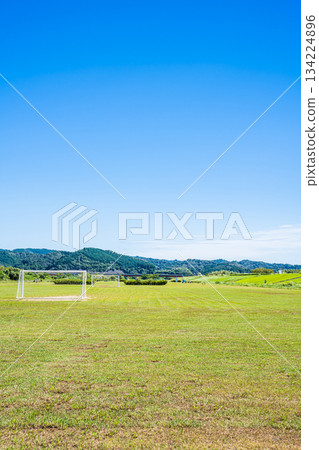 The Tenryu River riverbed in Hamamatsu City (Shizuoka Prefecture) The Tenryu River riverbed in Hamamatsu City (Shizuoka Prefecture) 134224896