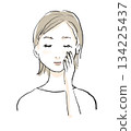 一位女士一手輕撫臉頰的插圖－臉部清潔、美容、按摩 134225437