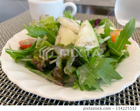 茄子番茄沙拉:一道採用當季蔬菜製作的義式沙拉。 茄子番茄沙拉:一道採用當季蔬菜製作的義式沙拉。 134225532