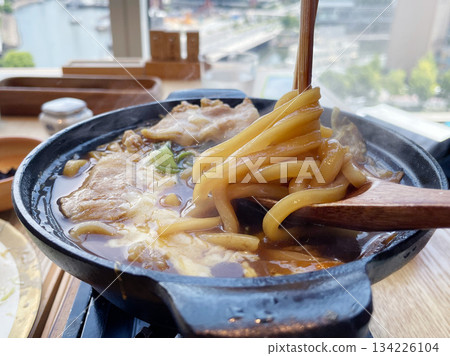 Curry Nabeyaki Udon: Hot pot udon with spicy curry broth. Curry Nabeyaki Udon: Hot pot udon with spicy curry broth. 134226104