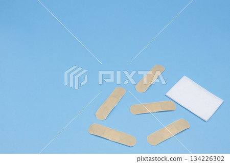 繃帶和白色紗布放置在淺藍色背景上。醫療和急救圖片 134226302