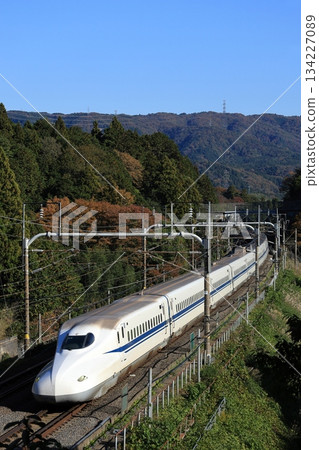 關原附近運行的東海道新幹線 134227089