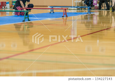 [Nursery school sports day: balance beam obstacle course] 134227143