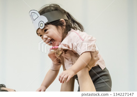 [Nursery school sports day: performing with dad, "flying high"] 134227147