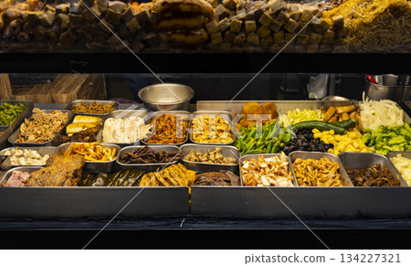 街頭美食:夜市桌上風格的泡沫蔬菜和清涼蔬菜 街頭美食:夜市桌上風格的泡沫蔬菜和清涼蔬菜 134227321