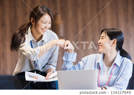 微笑的女商人 134227649