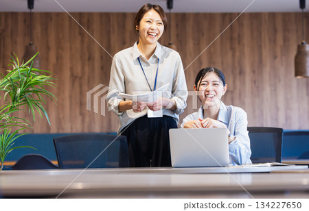 在辦公室工作的商務人士 134227650