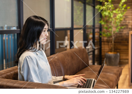 在咖啡館拿電腦的女人 134227989