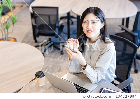 在辦公室工作的女商人 134227994