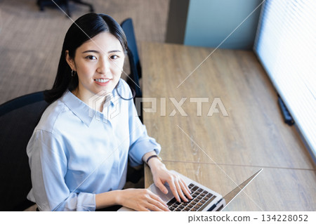 woman operating a laptop 134228052