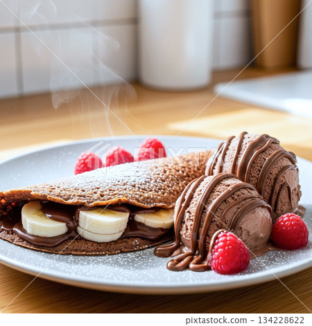 巧克力可麗餅，內餡是香蕉和莓果，餅皮鬆軟有嚼勁。 134228622