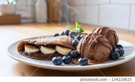 巧克力可麗餅，內餡是香蕉和莓果，餅皮鬆軟有嚼勁。 134228625