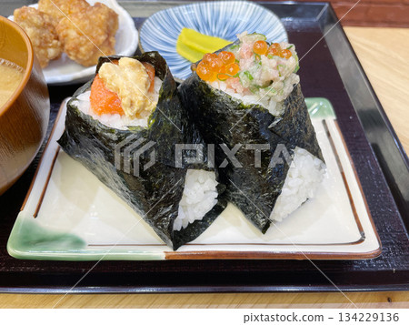 蔥鮪魚鮭魚籽飯糰和明太子奶油起司飯糰：手工捲製的飯糰，內餡奢華。 134229136