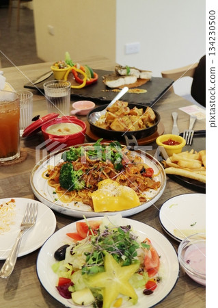 Bowing mirror head: Various types of food bowls by Kifou Bowing mirror head: Various types of food bowls by Kifou 134230500