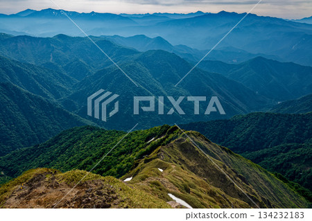 View of the Oze, Nikko and Joshu Hotaka mountain ranges from the climb up Tanigawadake's Nishikuro Ridge 134232183