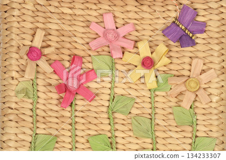 Woven Raffia Flower Pattern 134233307