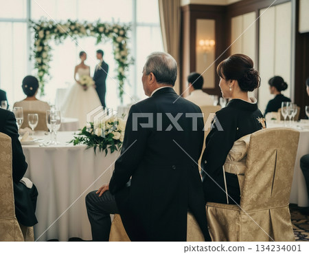 父母在觀看婚禮招待會 134234001