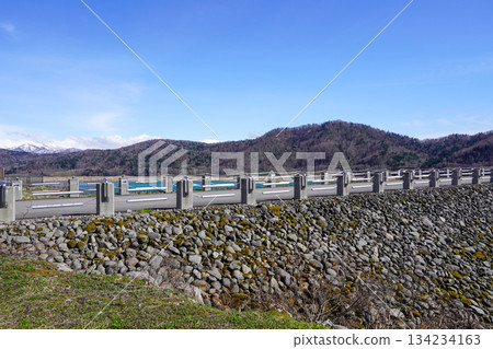 從忠實水壩管理分局看到的忠實水壩(春天) 從忠實水壩管理分局看到的忠實水壩(春天) 134234163