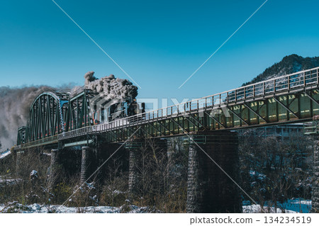 蒸氣機車駛過橋樑的動態景象，SL Banetsu Monogatari，阿賀町，新潟縣 134234519