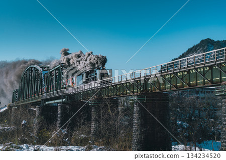 蒸氣機車駛過橋樑的動態景象，SL Banetsu Monogatari，阿賀町，新潟縣 134234520