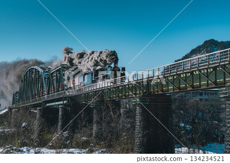 蒸氣機車駛過橋樑的動態景象,SL Banetsu Monogatari,阿賀町,新潟縣 蒸氣機車駛過橋樑的動態景象,SL Banetsu Monogatari,阿賀町,新潟縣 134234521
