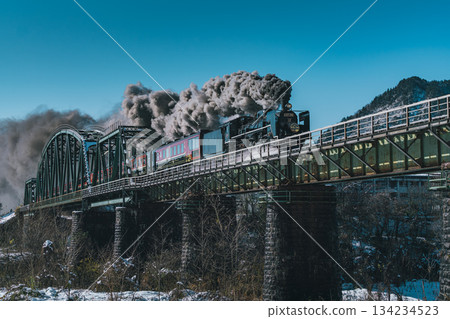蒸氣機車駛過橋樑的動態景象，SL Banetsu Monogatari，阿賀町，新潟縣 134234523