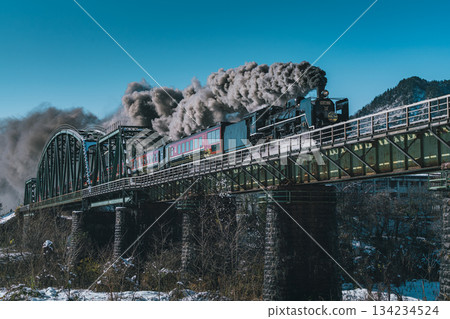 蒸氣機車駛過橋樑的動態景象，SL Banetsu Monogatari，阿賀町，新潟縣 134234524