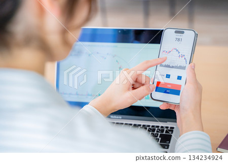 年輕女子炒股 134234924