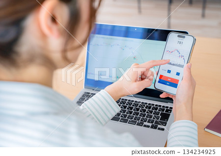 年輕女子炒股 134234925