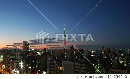 燈光璀璨的東京晴空塔在城市夜景中格外醒目。 134234940