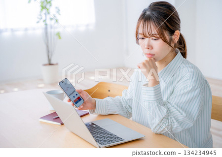 年輕女子炒股 134234945