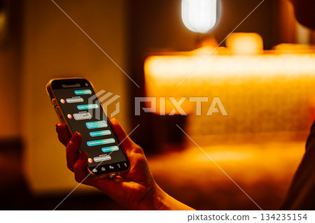 夜間智慧型手機資訊螢幕 134235154