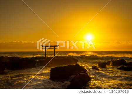 大洗海灘的鳥居和日出 134237013