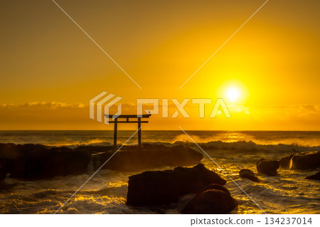 大洗海灘的鳥居和日出 134237014