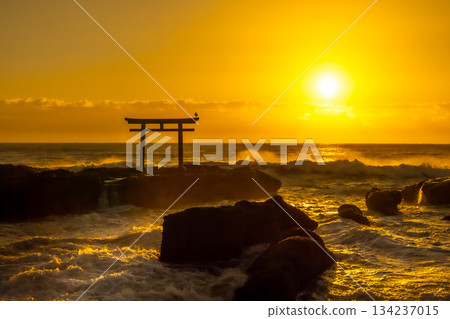 大洗海灘的鳥居和日出 134237015