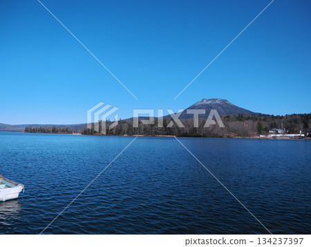 阿坎湖和晴朗的天空 134237397